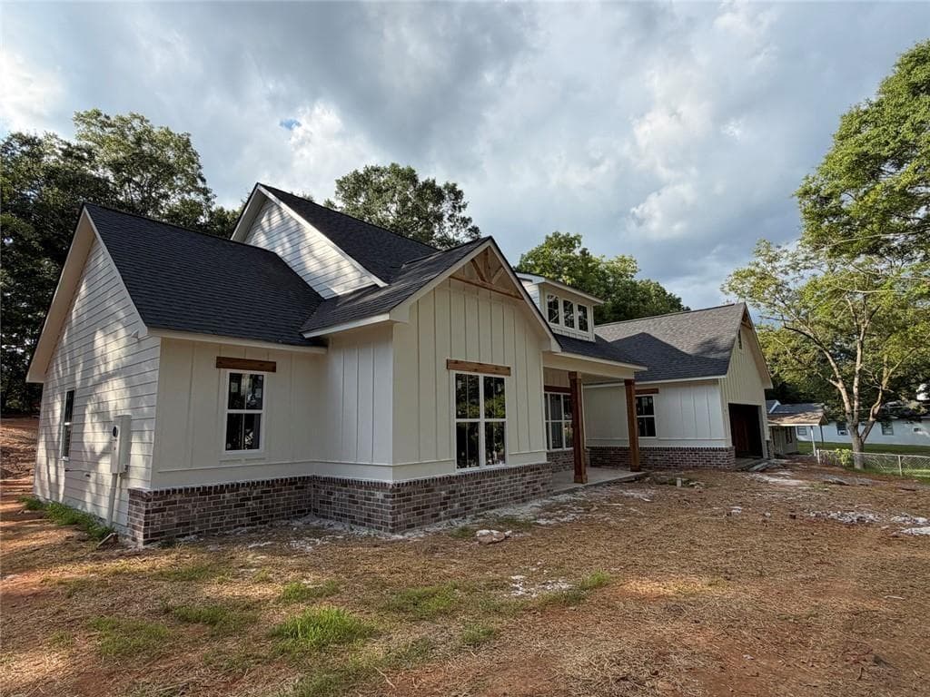 3 bedroom, 3 bathroom, 2,020 sq ft single family residence for sale at 207 Walton Street, Loganville, GA 30052 — photo 3