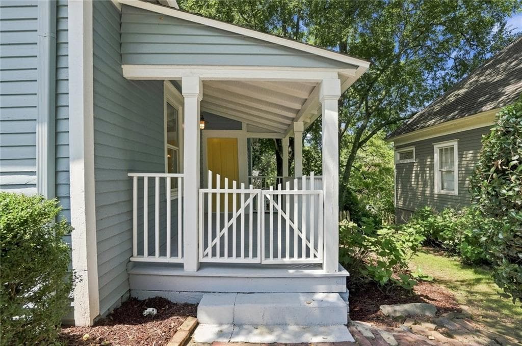 2 bedroom, 1 bathroom, 1,368 sq ft single family residence under contract at 1978 Butler Way, Atlanta, GA 30318 — photo 2
