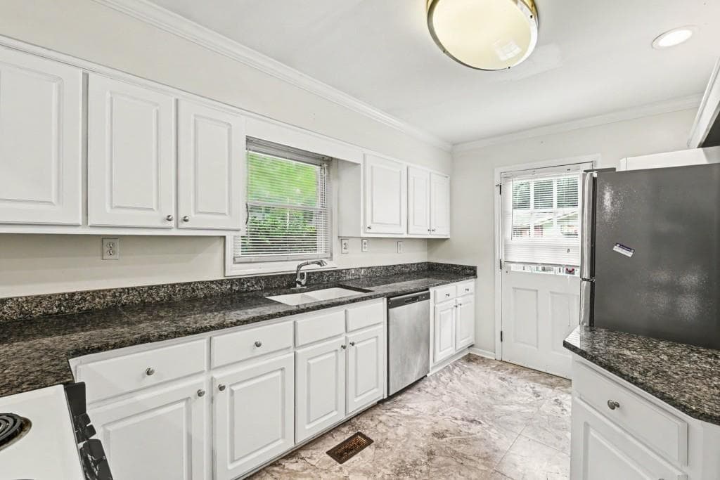 3 bedroom, 1 bathroom, 1,064 sq ft single family residence for sale at 1868 Robinhill Court, Tucker, GA 30084 — photo 3