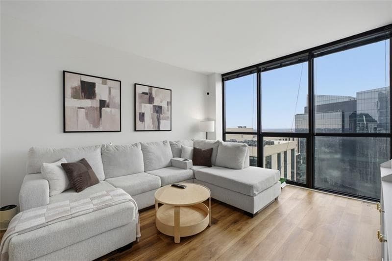 1 bedroom, 1 bathroom, 625 sq ft condominium for sale at 1280 W Peachtree Street 3713, Atlanta, GA 30309 — photo 1 of 32