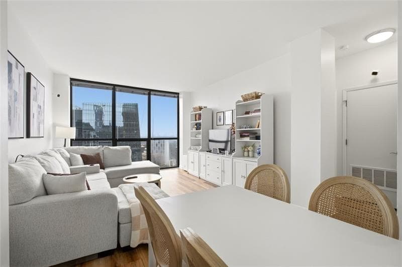 1 bedroom, 1 bathroom, 625 sq ft condominium for sale at 1280 W Peachtree Street 3713, Atlanta, GA 30309 — photo 3
