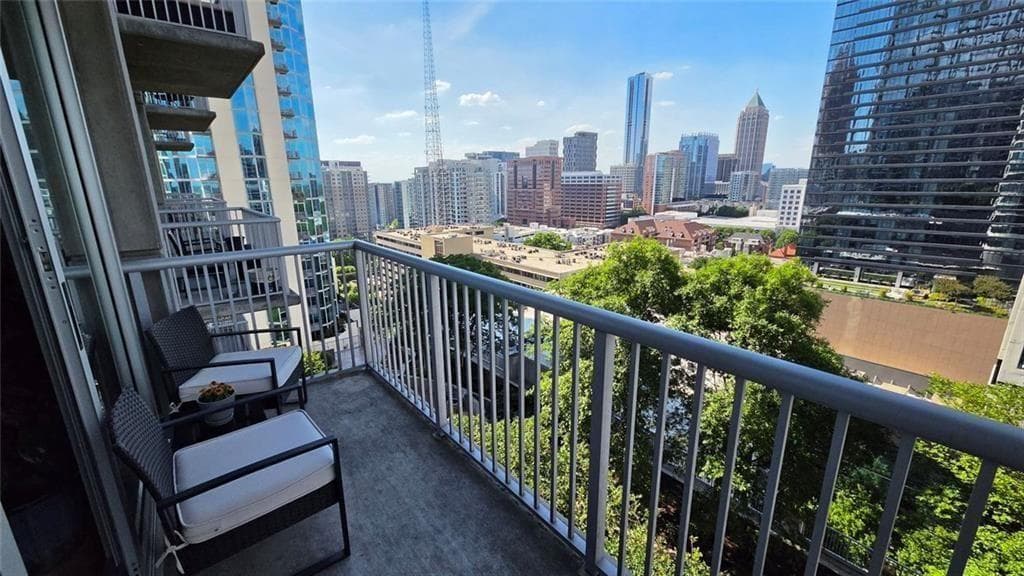 2 bedroom, 1 bathroom, 861 sq ft condominium under contract at 855 Peachtree Street 1510, Atlanta, GA 30308 — photo 5