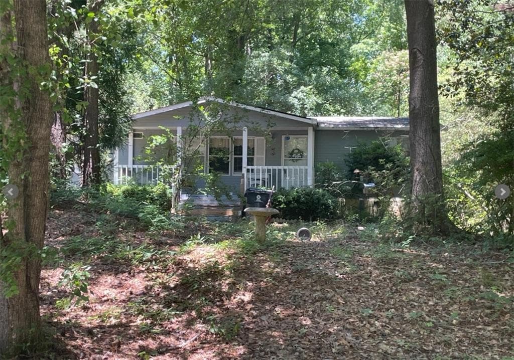 3 bedroom, 2 bathroom, 1,296 sq ft single family residence under contract at 19 Peachtree Lake Drive, Sharpsburg, GA 30277