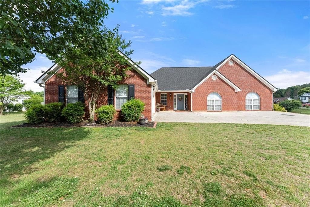 3 bedroom, 2 bathroom, 1,709 sq ft single family residence under contract at 4518 Summerset Drive, Gainesville, GA 30507
