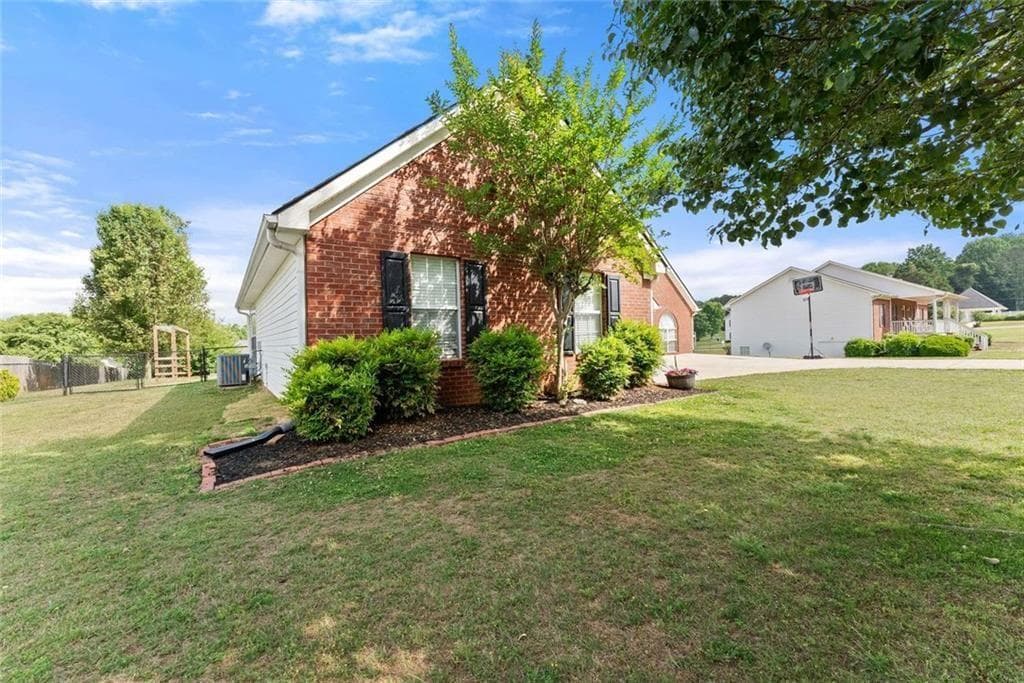 3 bedroom, 2 bathroom, 1,709 sq ft single family residence under contract at 4518 Summerset Drive, Gainesville, GA 30507 — photo 6