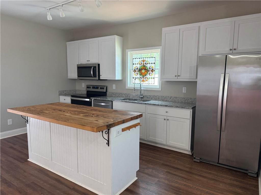 3 bedroom, 2 bathroom single family residence for rent at 618 Liberty Overlook, Gainesville, GA 30501 for $1,895 a month — photo 3