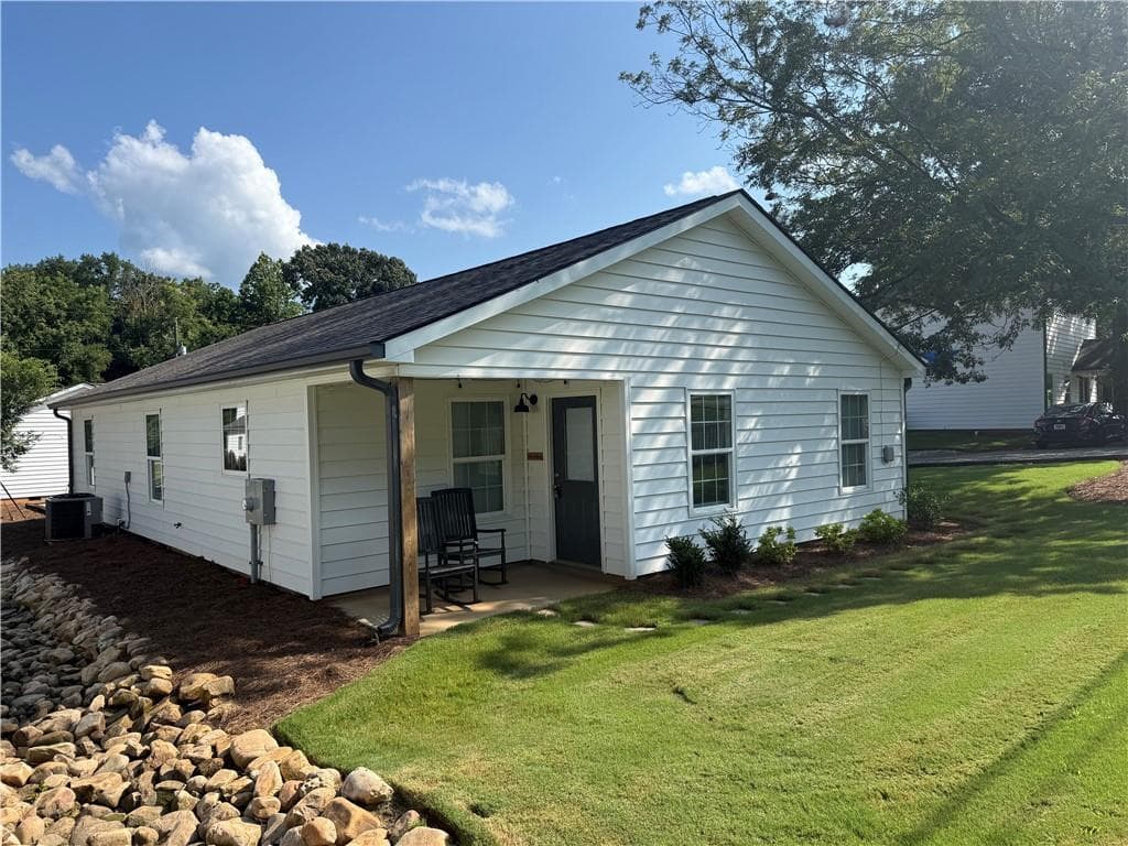 3 bedroom, 2 bathroom, 1,386 sq ft single family residence for rent at 5956 Moon Drive, Lula, GA 30554 for $1,850 a month — photo 1 of 9