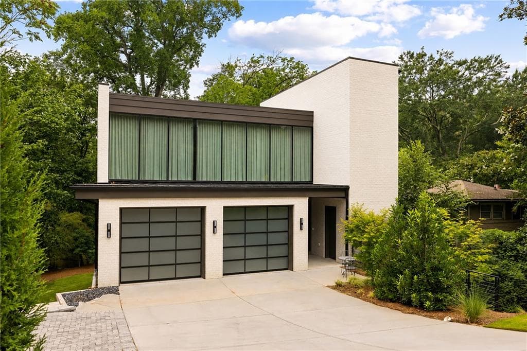6 bedroom, 6 bathroom, 4,133 sq ft single family residence for sale at 2460 Howell Mill Road, Atlanta, GA 30318 — photo 3