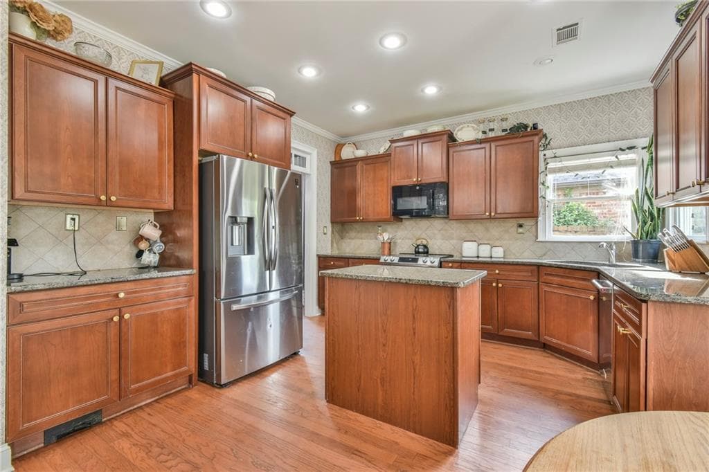 5 bedroom, 3 bathroom, 3,058 sq ft single family residence under contract at 802 Autumn Meadow Drive, Loganville, GA 30052 — photo 5