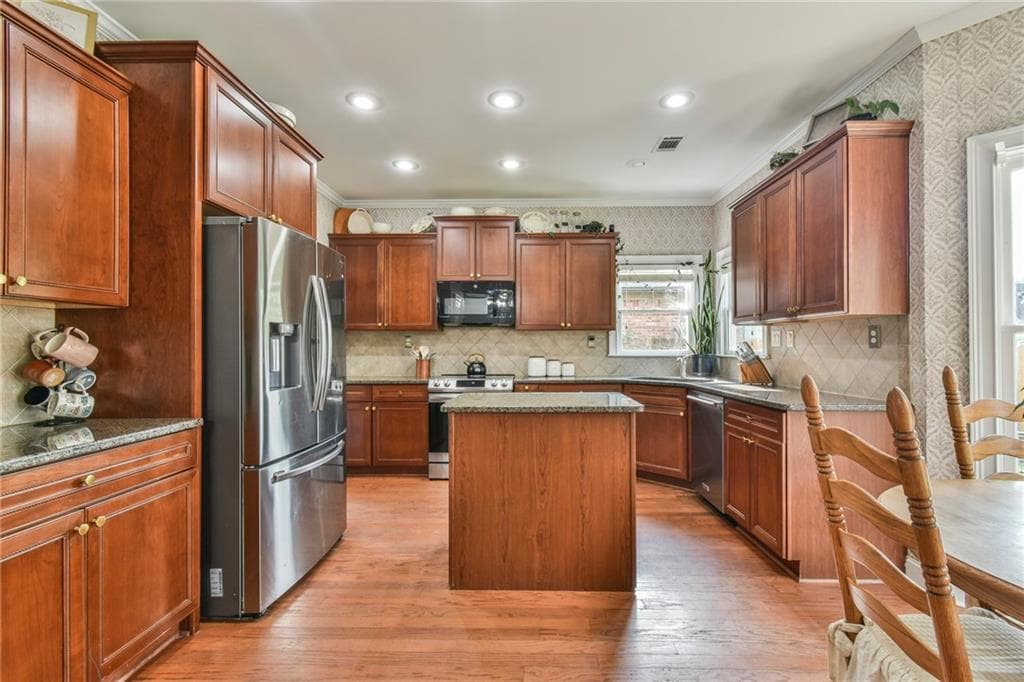 5 bedroom, 3 bathroom, 3,058 sq ft single family residence under contract at 802 Autumn Meadow Drive, Loganville, GA 30052 — photo 6