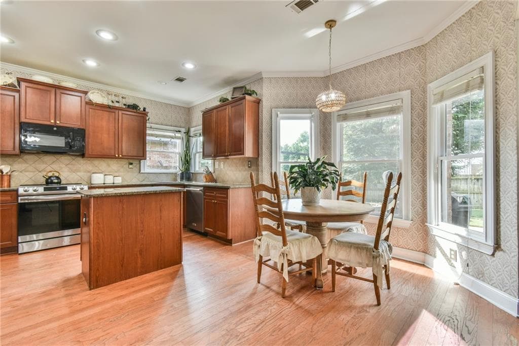 5 bedroom, 3 bathroom, 3,058 sq ft single family residence under contract at 802 Autumn Meadow Drive, Loganville, GA 30052 — photo 7