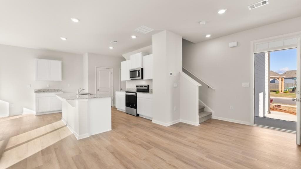 4 bedroom, 3 bathroom, 1,927 sq ft single family residence under contract at 3022 Manor Hill Place, Union City, GA 30291 — photo 3