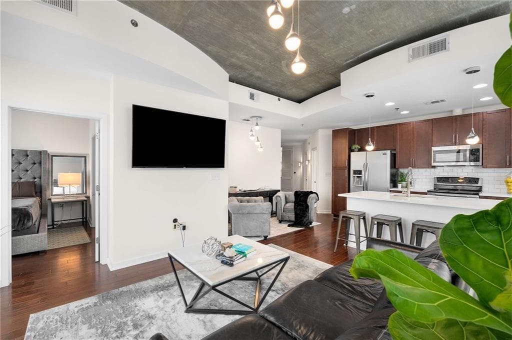 2 bedroom, 2 bathroom, 1,148 sq ft condominium under contract at 855 Peachtree Street 3003, Atlanta, GA 30308 — photo 4