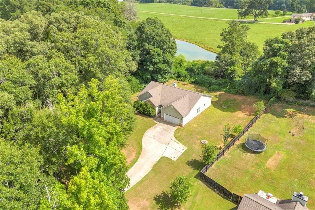 4 bedroom, 2 bathroom, 2,104 sq ft single family residence for sale at 662 Carla Court, Winder, GA 30680 — photo 2