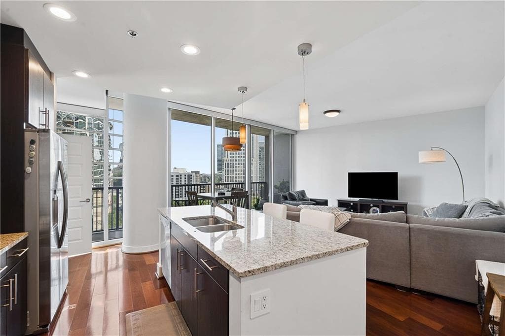 2 bedroom, 2 bathroom, 1,398 sq ft condominium for sale at 1080 Peachtree Street 1009, Atlanta, GA 30309 — photo 6