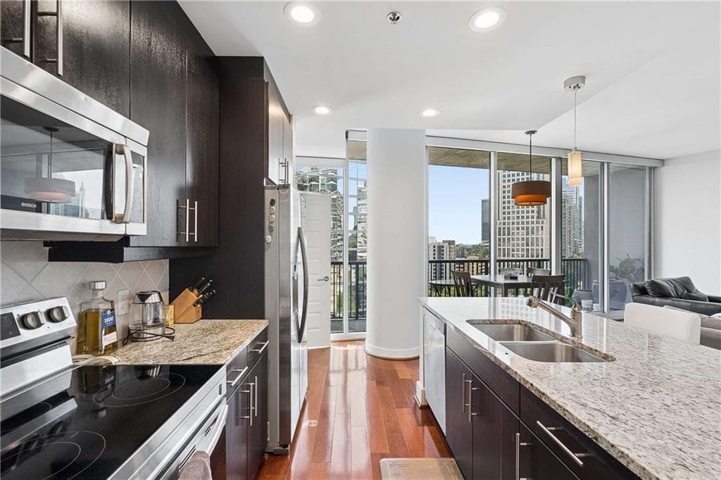 2 bedroom, 2 bathroom, 1,398 sq ft condominium for sale at 1080 Peachtree Street 1009, Atlanta, GA 30309 — photo 7
