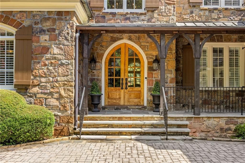 6 bedroom, 7 bathroom, 6,321 sq ft single family residence under contract at 2927 Orchard Knob, Atlanta, GA 30339 — photo 4