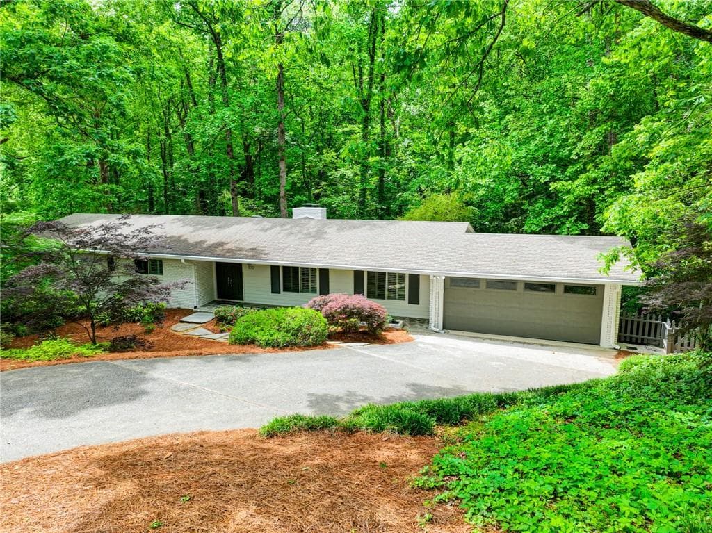 5 bedroom, 4 bathroom, 3,156 sq ft single family residence for sale at 570 Elden Drive, Atlanta, GA 30342 — photo 2