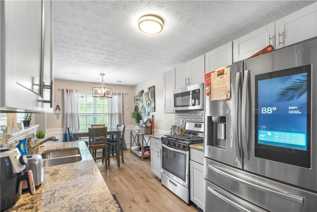 3 bedroom, 3 bathroom, 1,822 sq ft townhouse for sale at 2007 Manhattan Parkway, Decatur, GA 30035 — photo 2