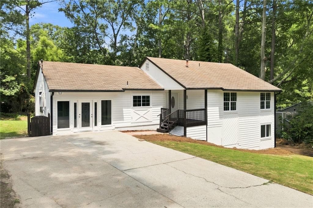 5 bedroom, 2 bathroom, 1,640 sq ft single family residence for sale at 1445 Diplomat Drive, Riverdale, GA 30296 — photo 2