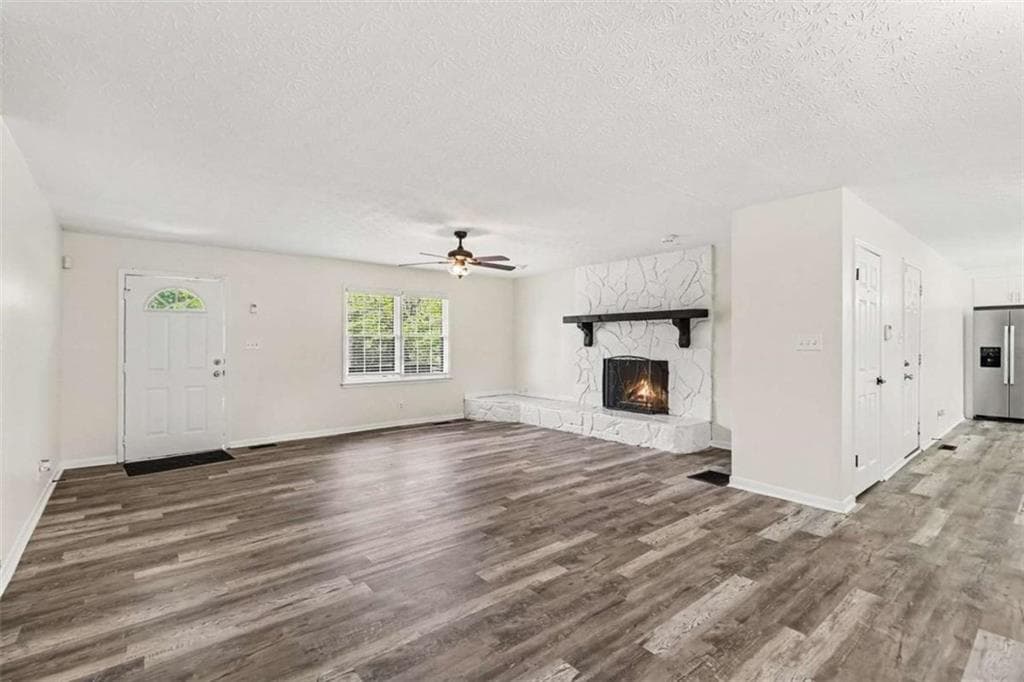 4 bedroom, 3 bathroom, 2,335 sq ft single family residence for sale at 6 Bittersweet Lane, Newnan, GA 30263 — photo 4