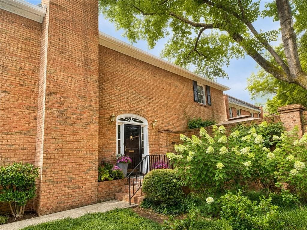 3 bedroom, 3 bathroom, 2,175 sq ft townhouse under contract at 19 Lullwater Place 19, Atlanta, GA 30307 — photo 2