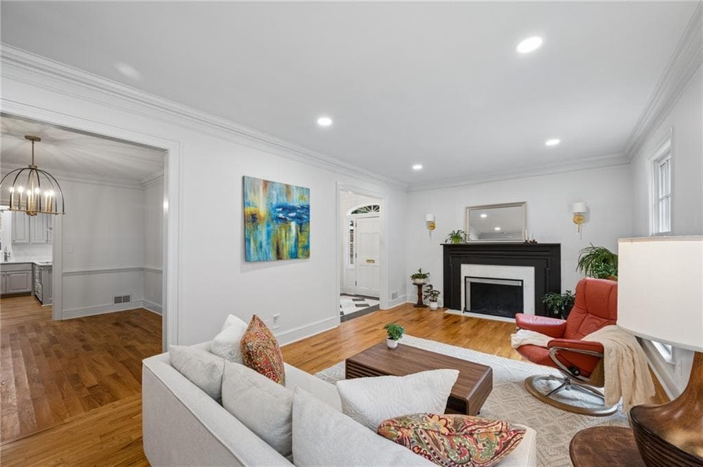 3 bedroom, 3 bathroom, 2,175 sq ft townhouse under contract at 19 Lullwater Place 19, Atlanta, GA 30307 — photo 10