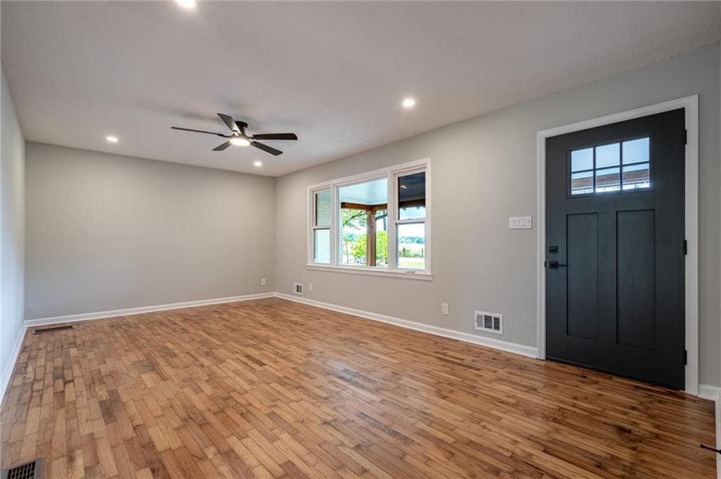 3 bedroom, 2 bathroom, 1,881 sq ft single family residence under contract at 604 Mission Road, Cartersville, GA 30120 — photo 4