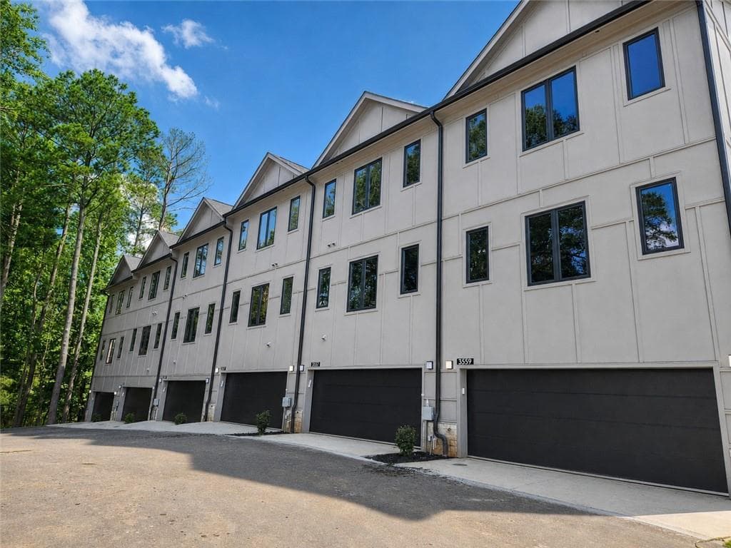 3 bedroom, 4 bathroom, 2,441 sq ft townhouse for sale at 3565 Chelsea Falls Way, Suwanee, GA 30024 — photo 2