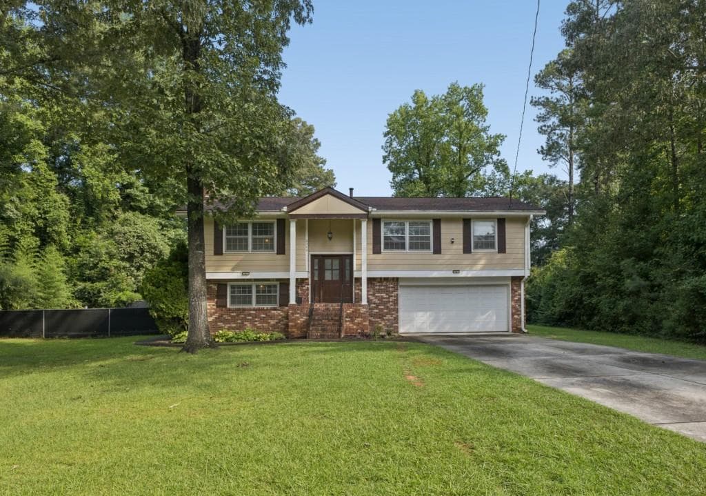 3 bedroom, 3 bathroom, 1,904 sq ft single family residence under contract at 6342 Bell Haven Lane, Riverdale, GA 30296 — photo 2