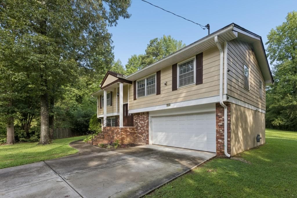 3 bedroom, 3 bathroom, 1,904 sq ft single family residence under contract at 6342 Bell Haven Lane, Riverdale, GA 30296 — photo 3