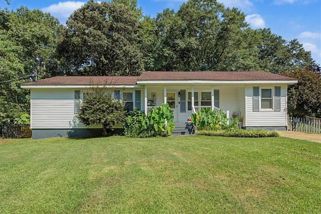 3 bedroom, 1 bathroom, 1,364 sq ft single family residence for sale at 32 Watkins Road, Newnan, GA 30263