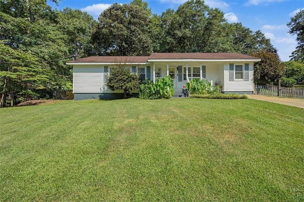 3 bedroom, 1 bathroom, 1,364 sq ft single family residence for sale at 32 Watkins Road, Newnan, GA 30263 — photo 2