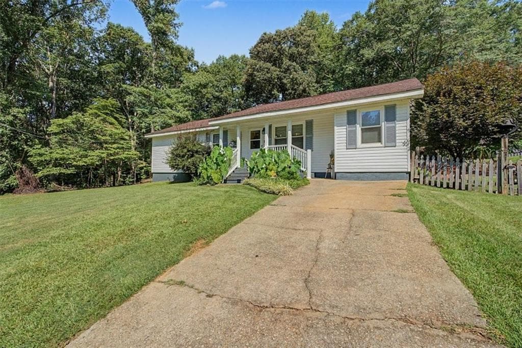 3 bedroom, 1 bathroom, 1,364 sq ft single family residence for sale at 32 Watkins Road, Newnan, GA 30263 — photo 5