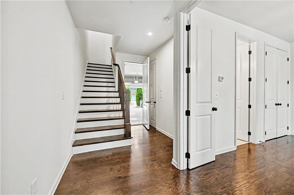 3 bedroom, 4 bathroom, 2,498 sq ft townhouse for rent at 16 Lochurst Lane, Roswell, GA 30076 for $3,600 a month — photo 6