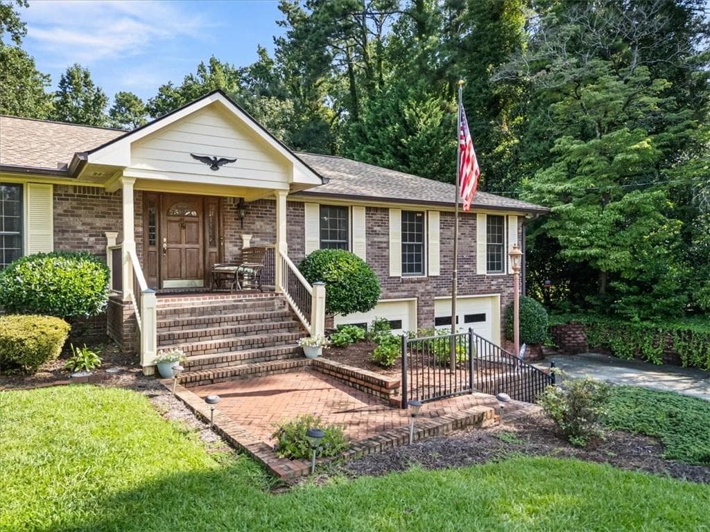 5 bedroom, 3 bathroom, 2,117 sq ft single family residence for sale at 2950 Foothill Trail, Marietta, GA 30066 — photo 3