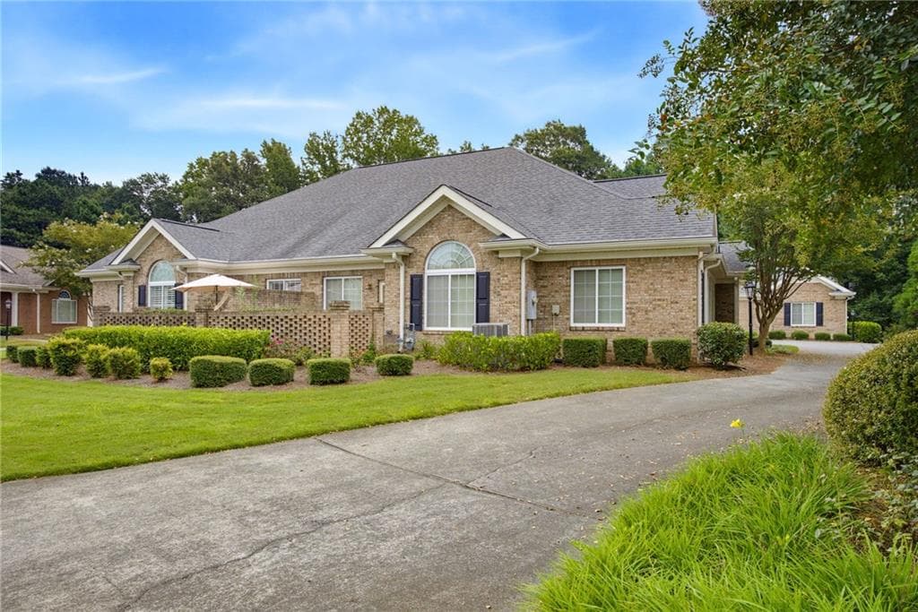 3 bedroom, 2 bathroom, 1,911 sq ft condominium for sale at 4704 Rose Arbor Drive 8, Acworth, GA 30101 — photo 1 of 38