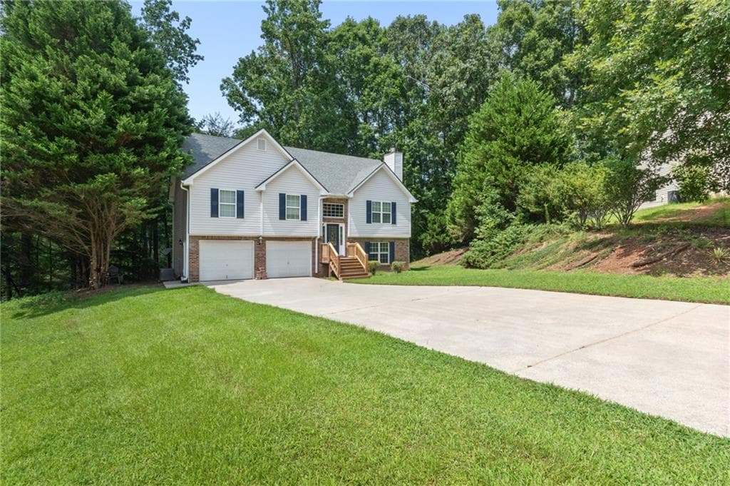4 bedroom, 3 bathroom, 2,024 sq ft single family residence for sale at 4718 Middleboro Lane, Gainesville, GA 30506 — photo 3