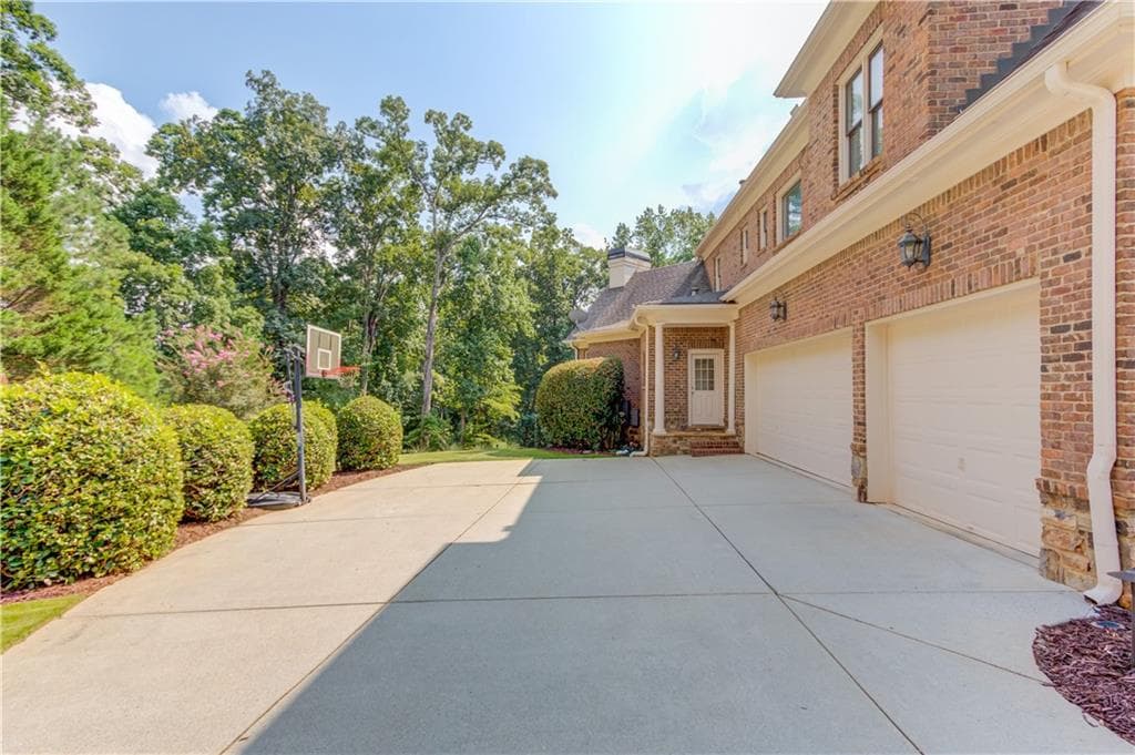 6 bedroom, 7 bathroom, 7,123 sq ft single family residence for sale at 5318 Binghurst Court, Suwanee, GA 30024 — photo 6