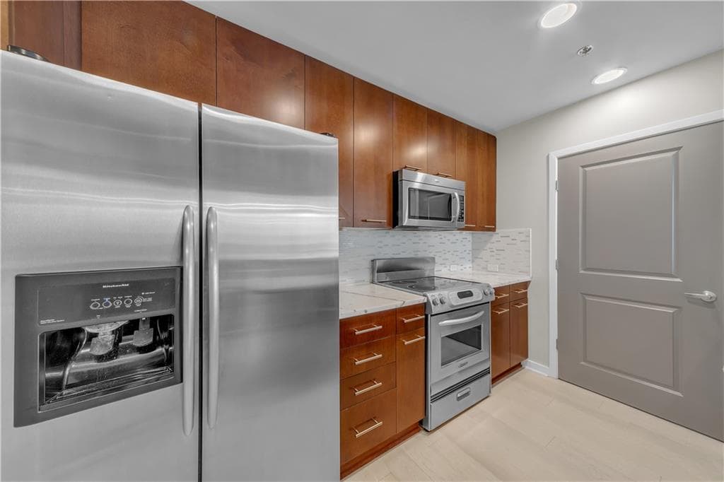 2 bedroom, 2 bathroom, 1,223 sq ft condominium for sale at 3324 Peachtree Road 1401, Atlanta, GA 30326 — photo 3