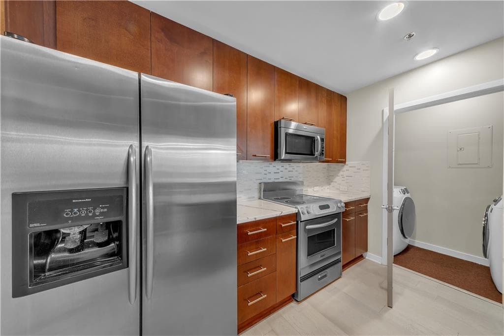 2 bedroom, 2 bathroom, 1,223 sq ft condominium for sale at 3324 Peachtree Road 1401, Atlanta, GA 30326 — photo 4