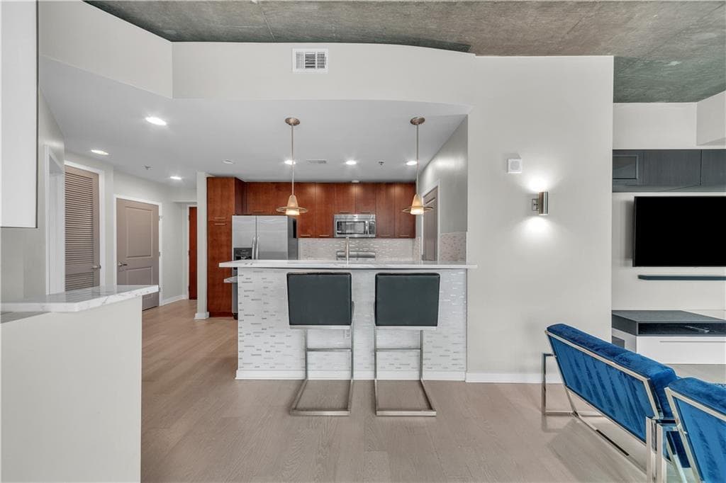 2 bedroom, 2 bathroom, 1,223 sq ft condominium for sale at 3324 Peachtree Road 1401, Atlanta, GA 30326 — photo 6
