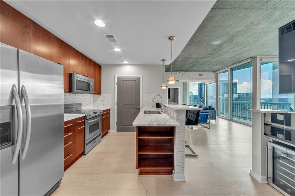2 bedroom, 2 bathroom, 1,223 sq ft condominium for sale at 3324 Peachtree Road 1401, Atlanta, GA 30326 — photo 2