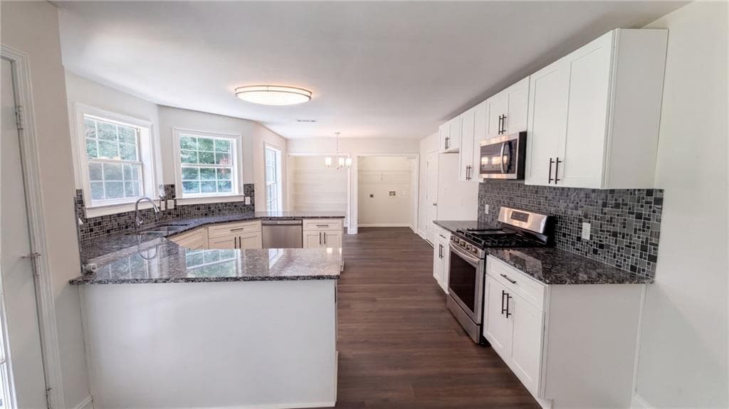 4 bedroom, 3 bathroom, 2,414 sq ft single family residence for sale at 115 Emerald Lane, Hampton, GA 30228 — photo 2