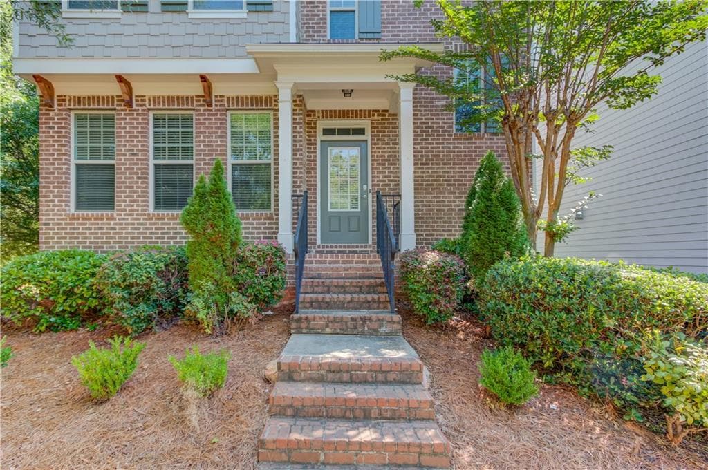 3 bedroom, 3 bathroom, 2,382 sq ft single family residence under contract at 18 Privet Circle, Suwanee, GA 30024 — photo 2