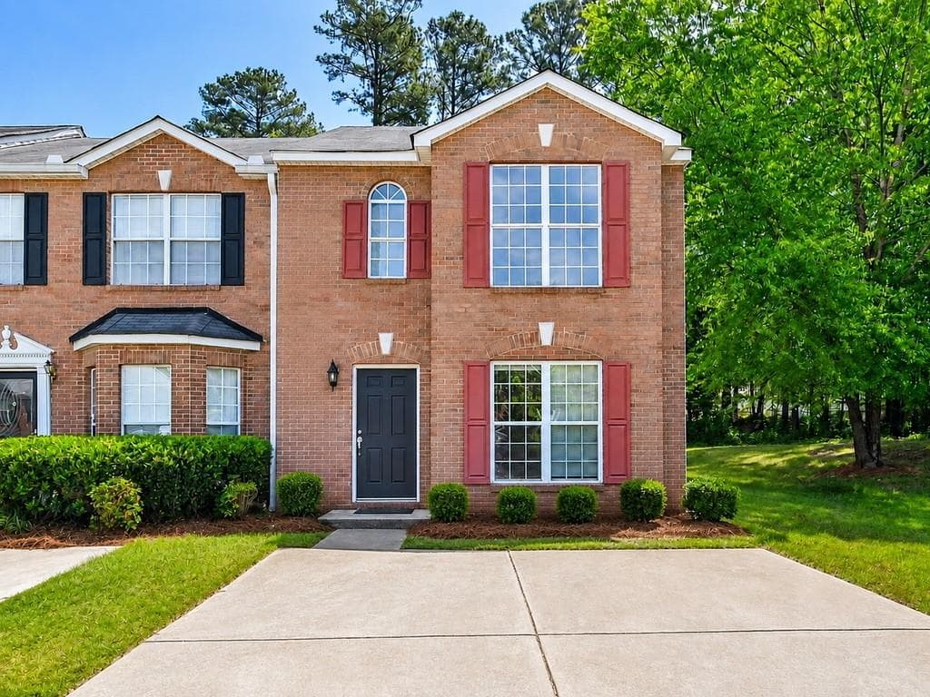 3 bedroom, 3 bathroom, 1,560 sq ft townhouse under contract at 3168 Kingswood Glen, Decatur, GA 30034