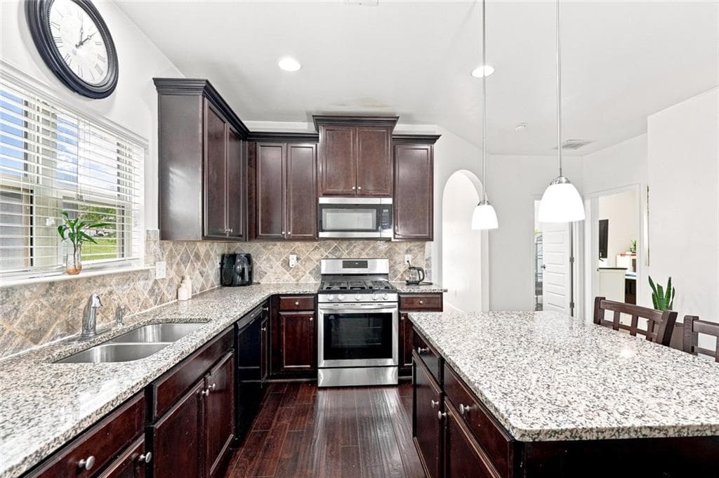 5 bedroom, 3 bathroom, 2,705 sq ft single family residence under contract at 194 Emporia Loop, Mcdonough, GA 30253 — photo 7