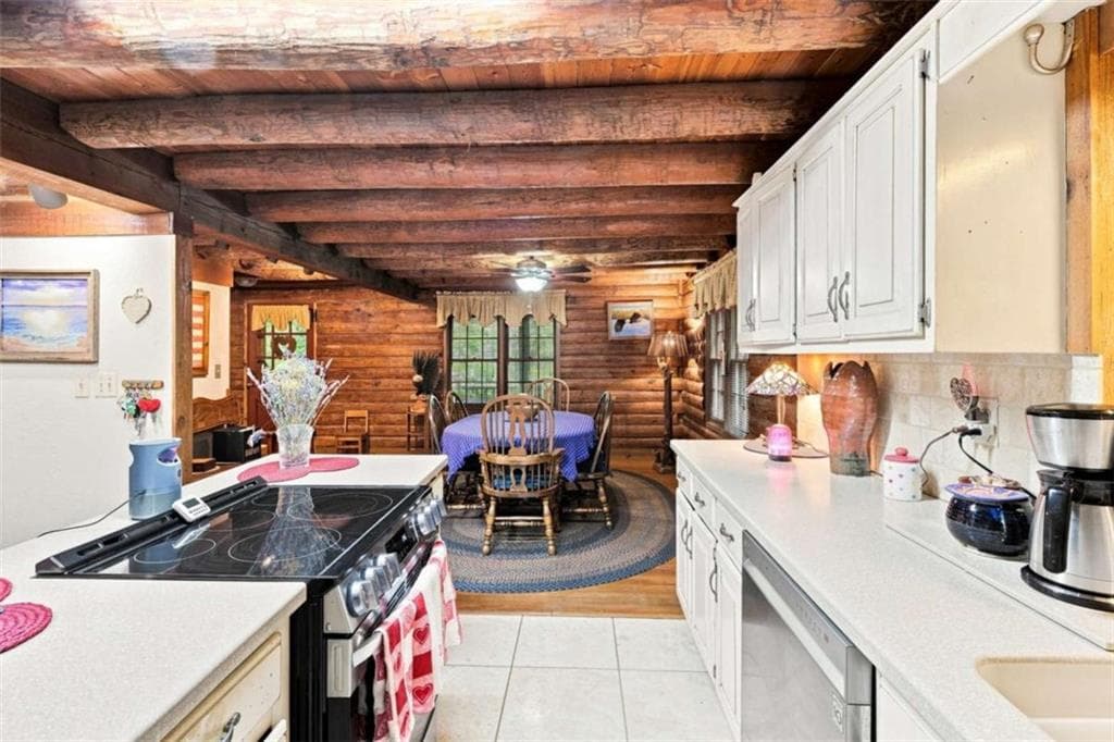 6 bedroom, 3 bathroom, 3,360 sq ft single family residence under contract at 7918 Holyoke Road, Cumming, GA 30040 — photo 2