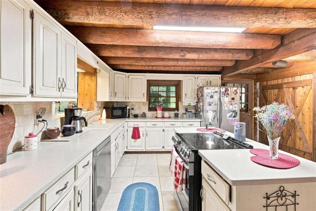 6 bedroom, 3 bathroom, 3,360 sq ft single family residence under contract at 7918 Holyoke Road, Cumming, GA 30040 — photo 3