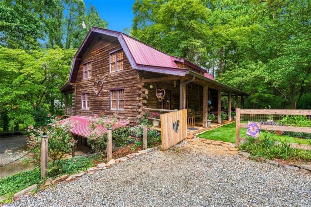 6 bedroom, 3 bathroom, 3,360 sq ft single family residence under contract at 7918 Holyoke Road, Cumming, GA 30040 — photo 8